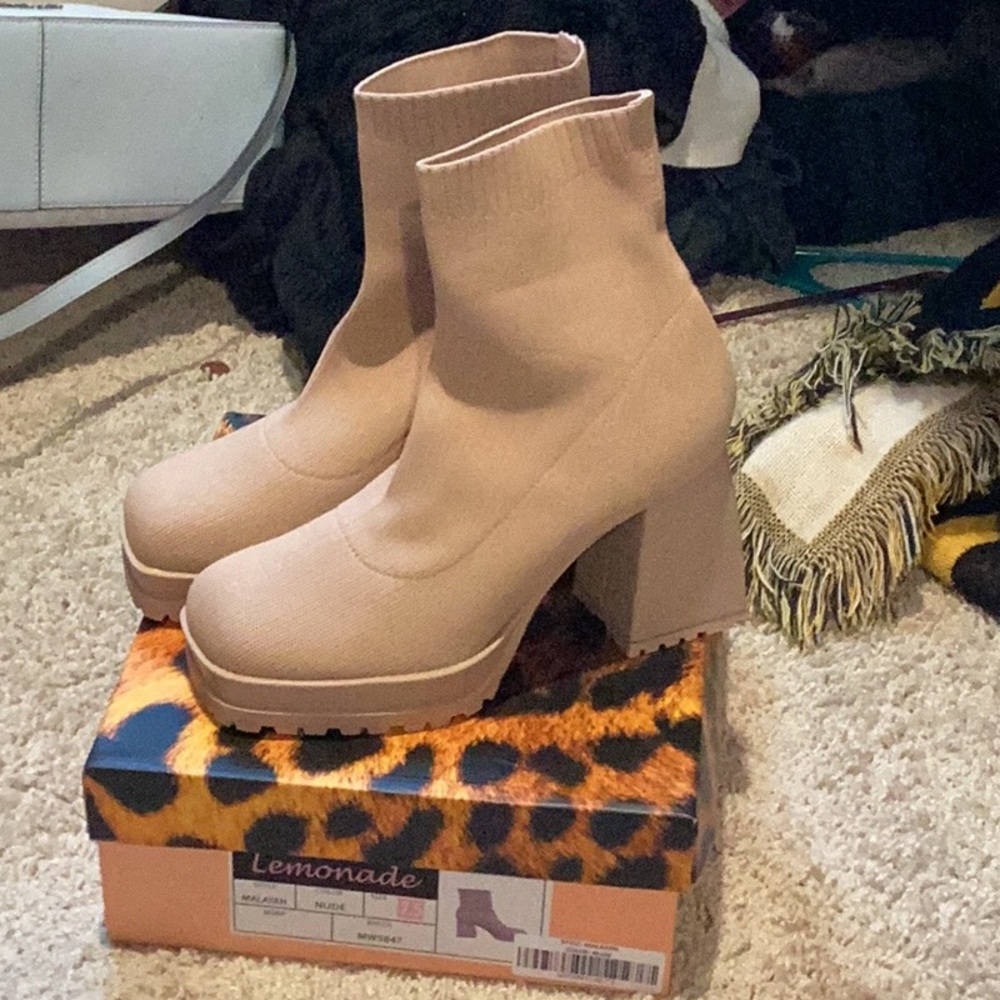 Woman’s Tan sock boogie size 7.5
